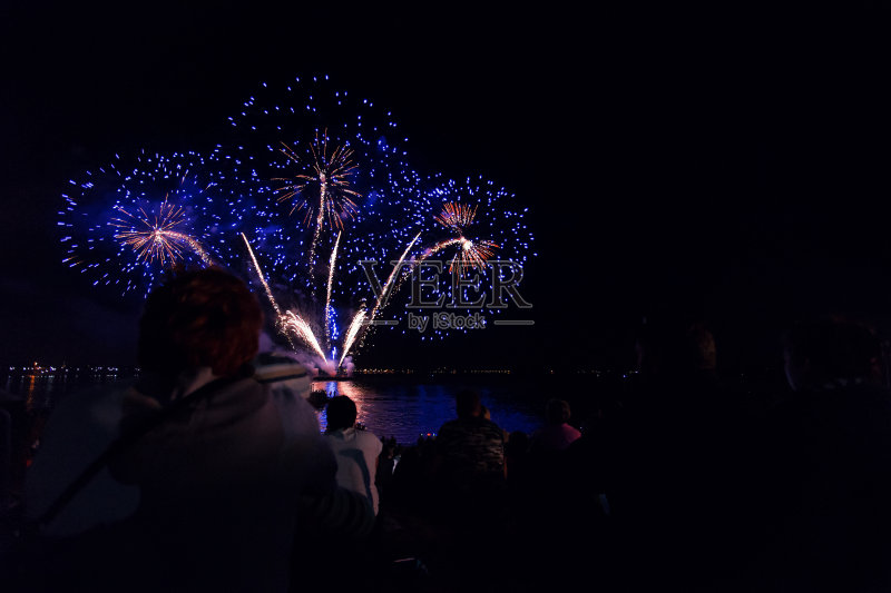烟花在湖正版图片素材