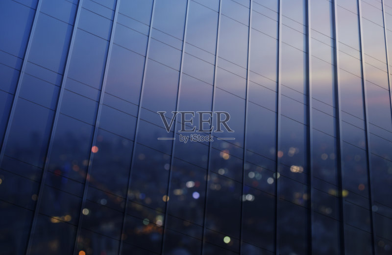 模糊的鸟瞰图在金属墙面上的反射正版图片素材