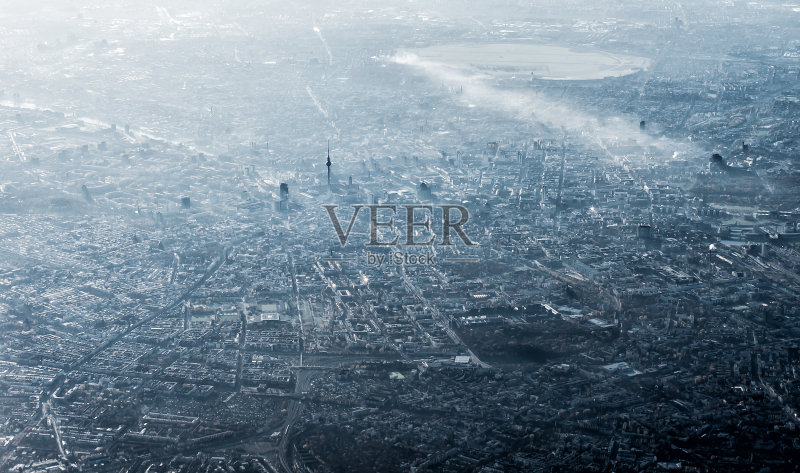 鸟瞰图柏林,德国,单色烟雾和太阳正版图片素材