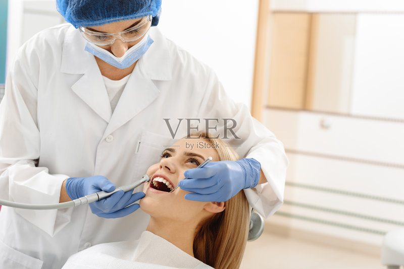 牙科医生在病人口腔内钻孔正版图片素材