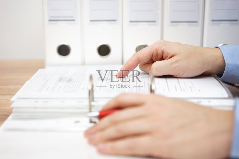 律师正在审查商业文件正版图片素材