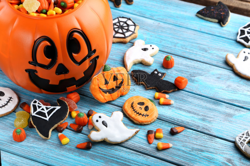 蓝色的木桌上放着新鲜的万圣节姜饼正版图片素材