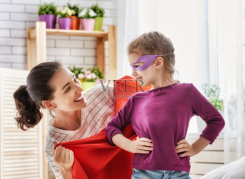 妈妈和她的孩子在玩正版图片素材