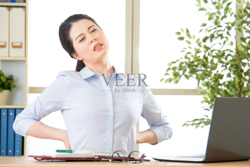 年轻的亚洲女商人,背部疼痛正版图片素材