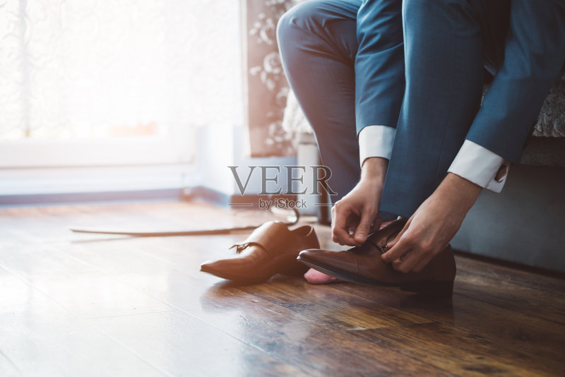 新郎穿着经典优雅的鞋子。正版图片素材