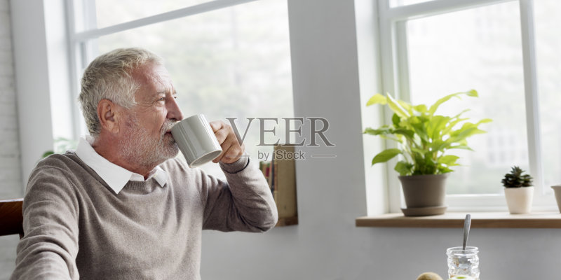 高级成人饮用水杯概念正版图片素材