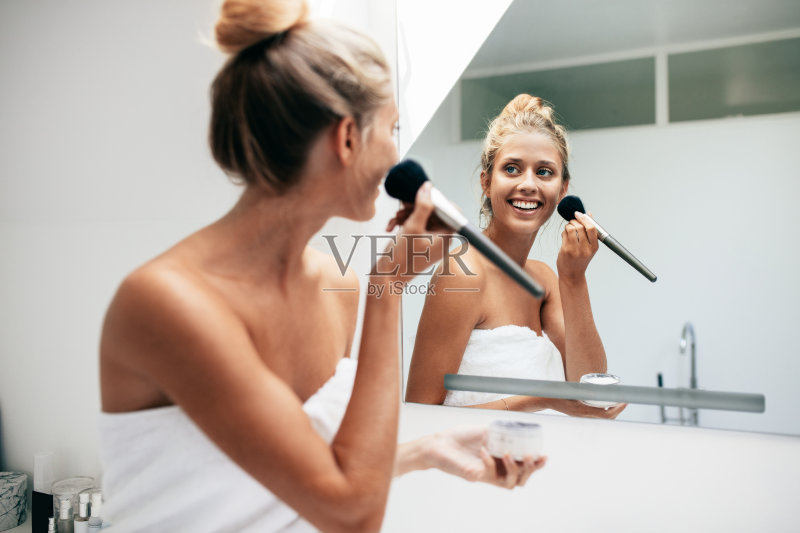 美丽的年轻女子在浴室化妆正版图片素材