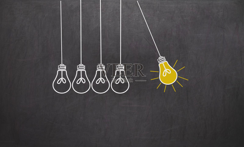 好主意。创意概念与灯泡在黑板上正版元素素材