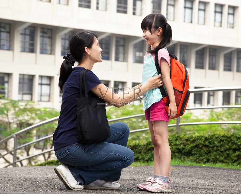 女儿上学了,妈妈开心正版图片素材