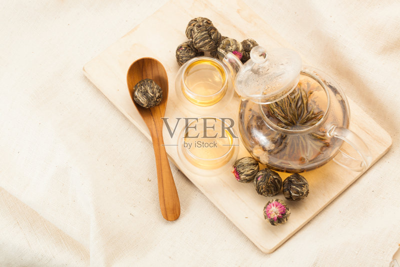草壶和两个中国茶碗。正版图片素材