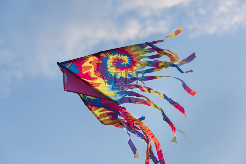 孤立的彩虹风筝与天空的背景飞行正版图片素材