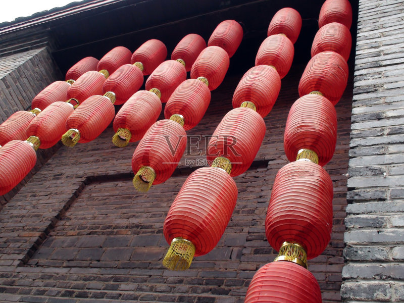 中国传统的灯笼挂在墙上。中国正版图片素材