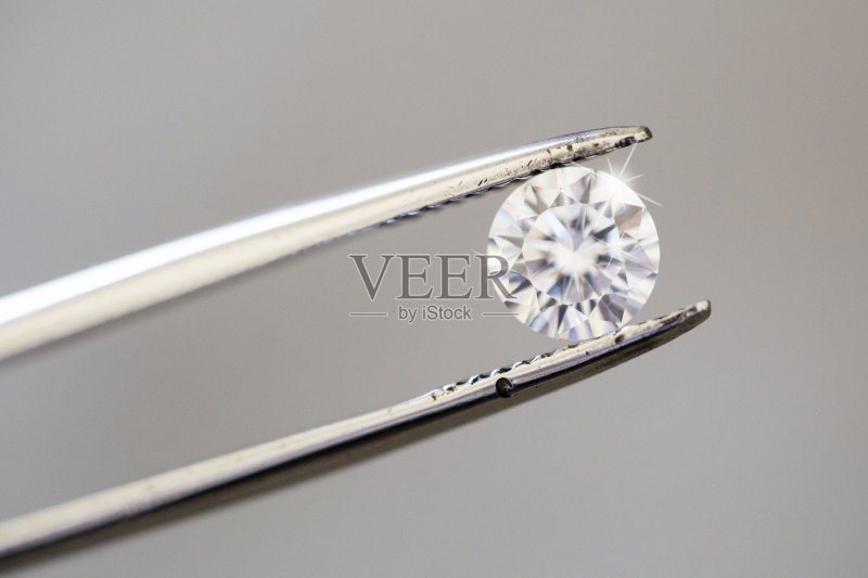 用镊子检查钻石正版图片素材