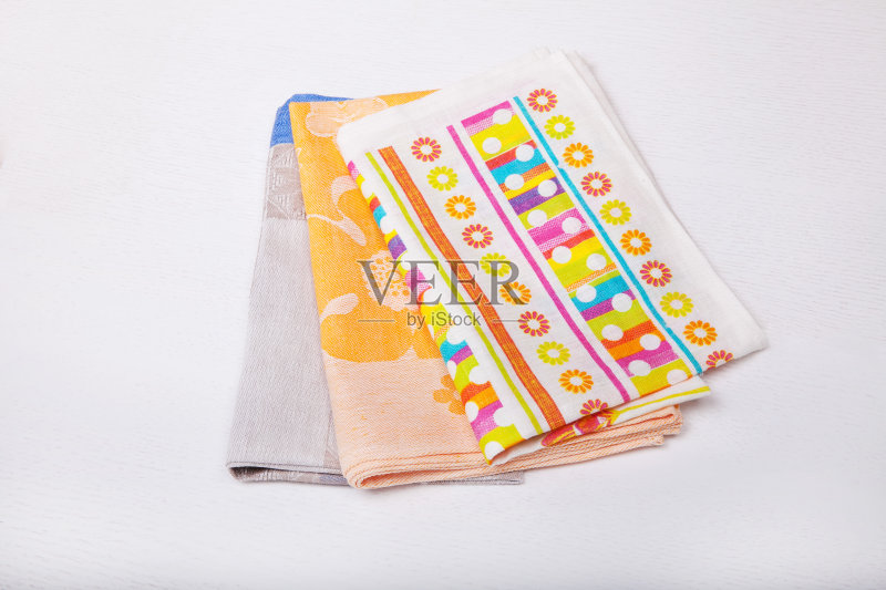 白色木质背景上的厨房毛巾正版图片素材