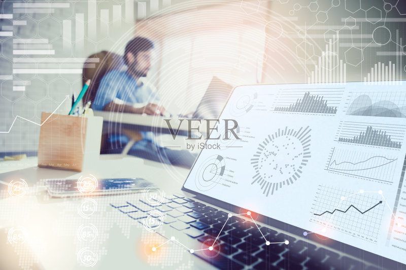 双重曝光。在现代办公环境中使用现代科技的商人。正版图片素材