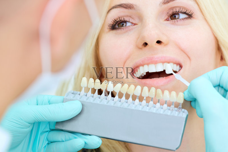 一个女孩的特写镜头与美丽的微笑在牙医正版图片素材