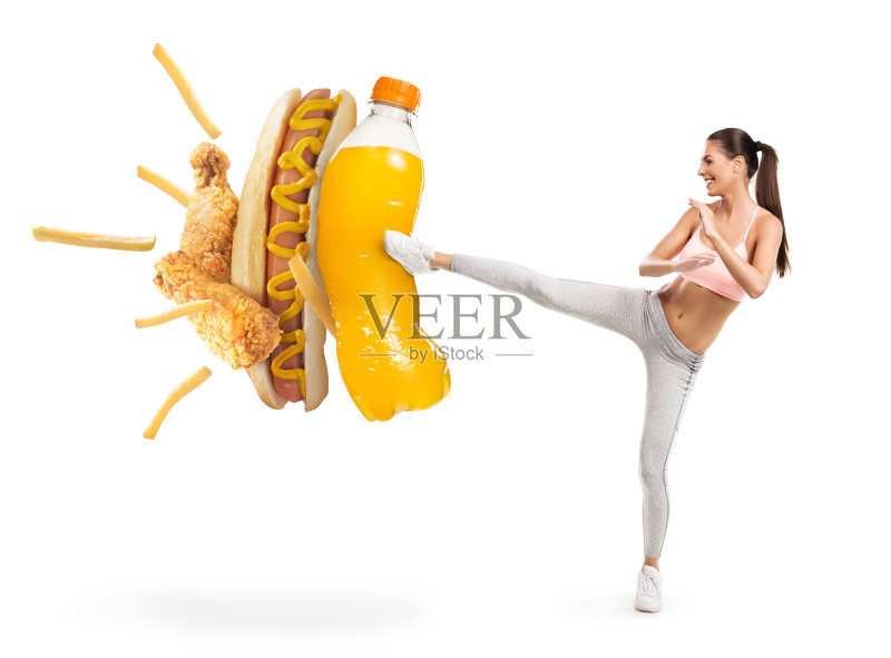 健康的年轻女子与苏打水和垃圾食品斗争正版图片素材