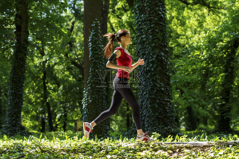 运动的年轻女人在外面跑步。正版图片素材