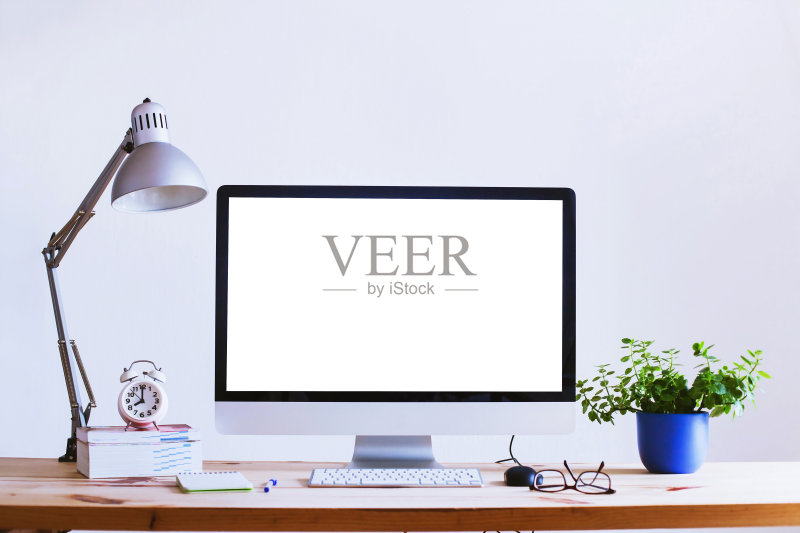 办公室工作场所,电脑白色空白空白屏幕,室内正版图片素材