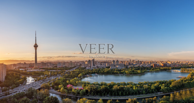 夕阳下的中国北京电视塔正版图片素材