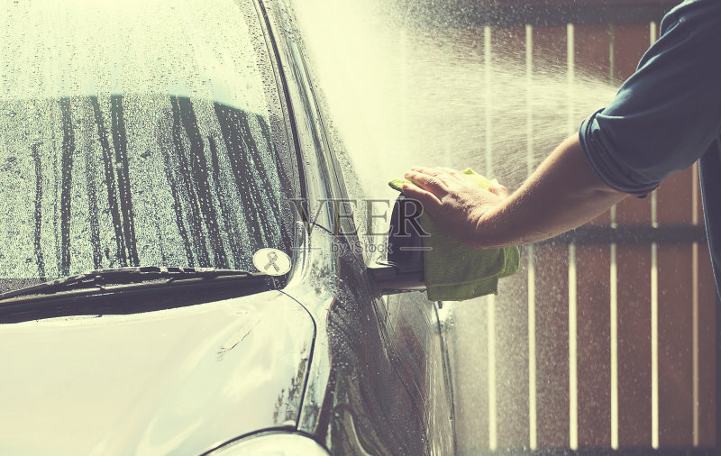 用水管和绿毛巾洗车正版图片素材