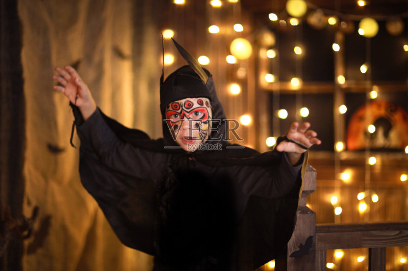 男孩西装蝙蝠在黑暗的背景,一个神秘的童年正版图片素材