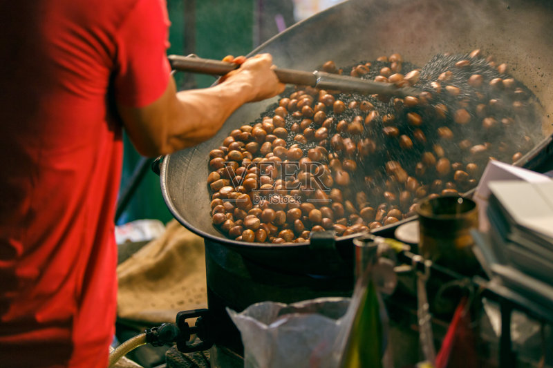 工人在唐人街街头烤栗子正版图片素材