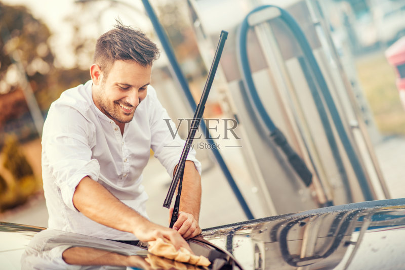 年轻人在工作正版图片素材