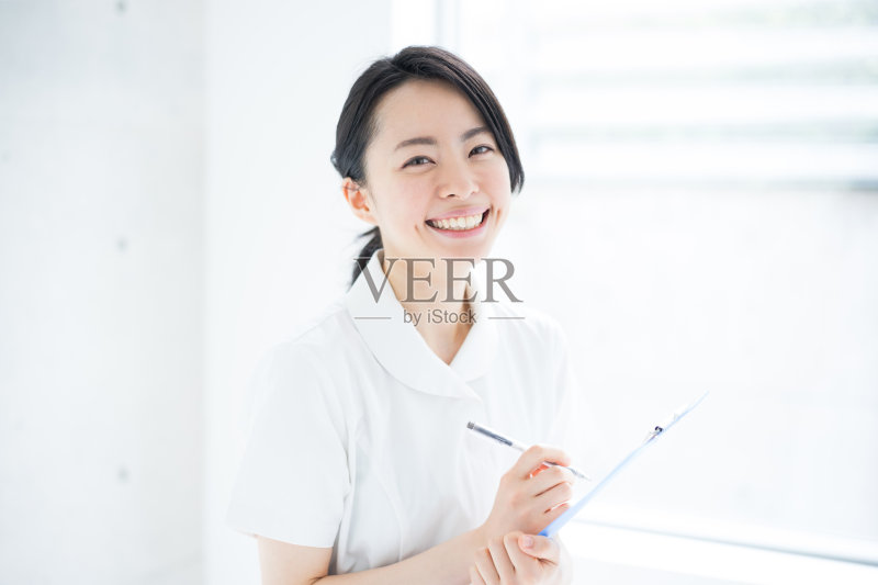 女护士在写字板上写字正版图片素材