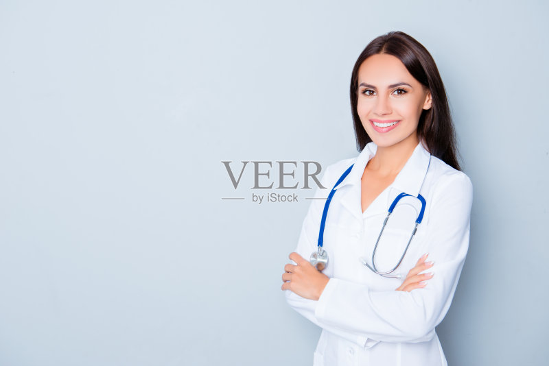 快乐的医生双手交叉在蓝色的背景正版图片素材