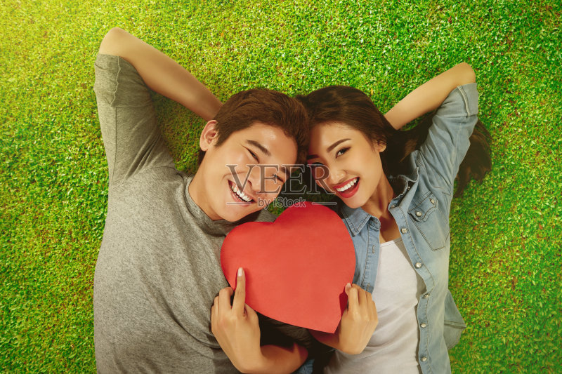 浪漫的亚洲夫妇抱着心形正版图片素材