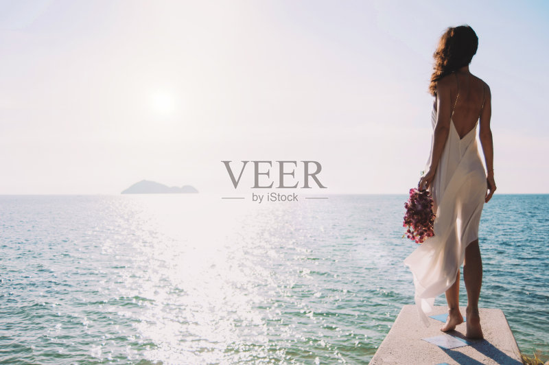美丽的新娘站在海边的悬崖上正版图片素材