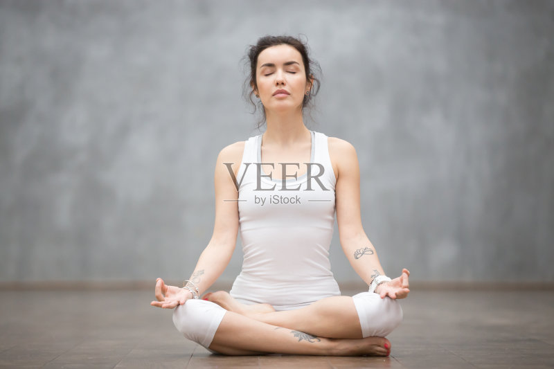 美丽瑜伽:半莲花姿势正版图片素材