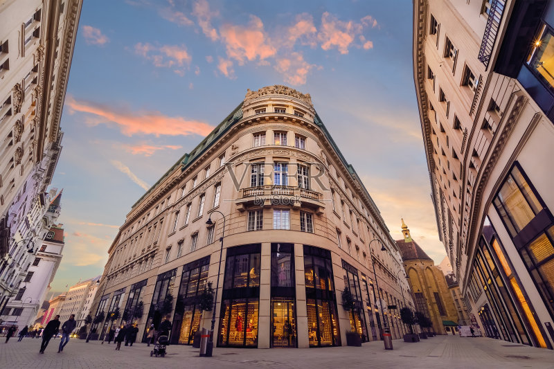 夕阳下维也纳五彩缤纷的街道。正版图片素材