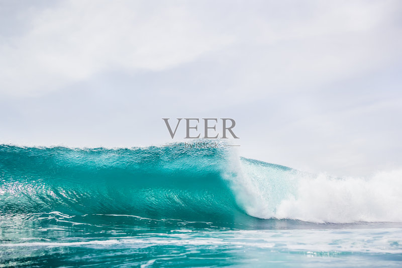 大海里的蓝色波浪。清澈的波浪和阳光正版图片素材