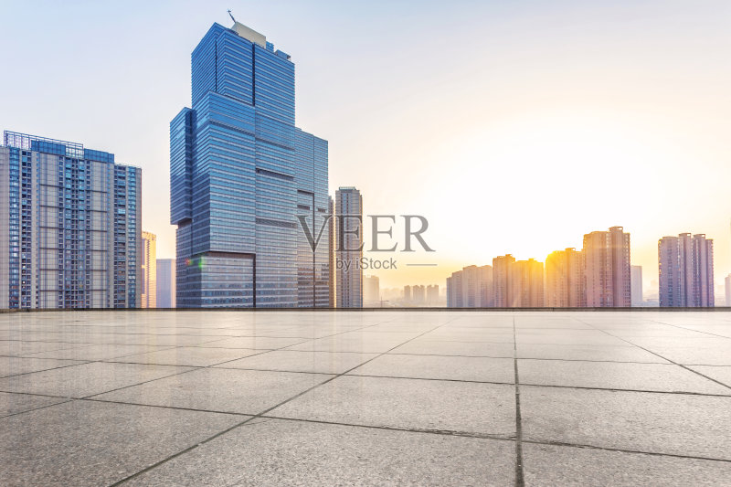 空的楼层和现代建筑与阳光正版图片素材