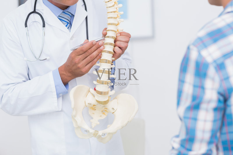 医生给病人看解剖脊柱正版图片素材