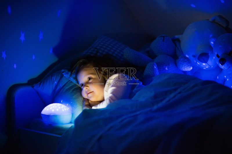 美丽的小女孩睡在床上正版图片素材