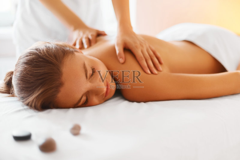 水疗的女人。在水疗中心享受按摩的女性。正版图片素材