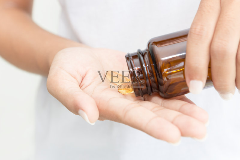 特写手握鱼油维生素为健康正版图片素材