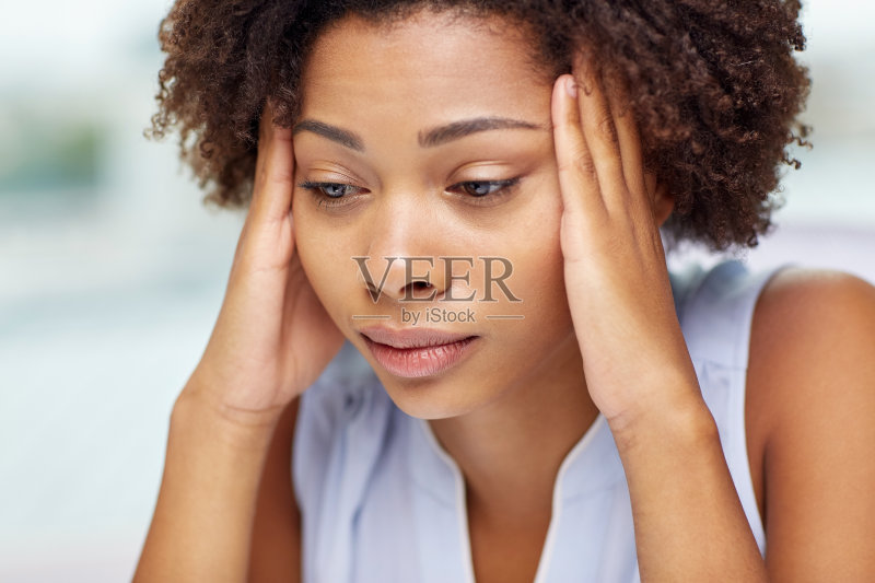 非洲年轻女子触摸她的头的特写正版图片素材