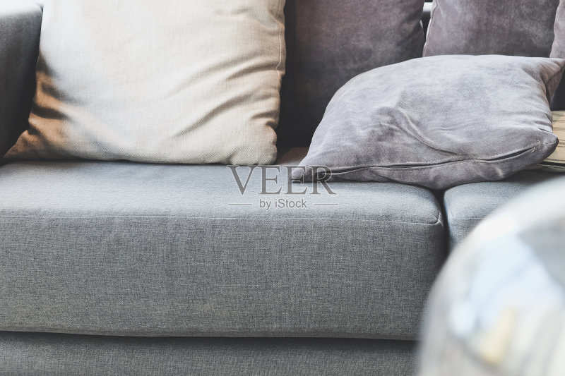垫在沙发正版图片素材