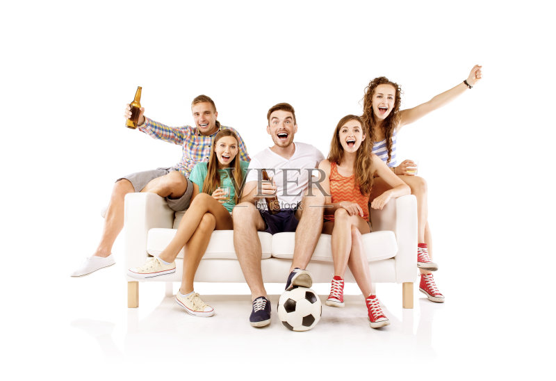 一群年轻的足球迷坐在沙发上正版图片素材
