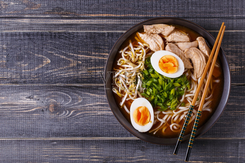 日本拉面汤,鸡肉,鸡蛋,韭菜和芽。正版图片素材