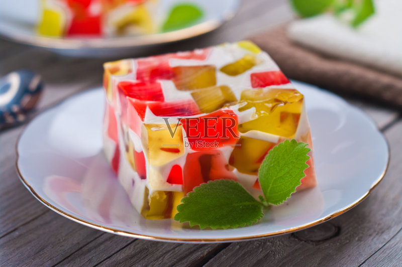 水果乳制品,红绿果冻在一个盘子里。正版图片素材