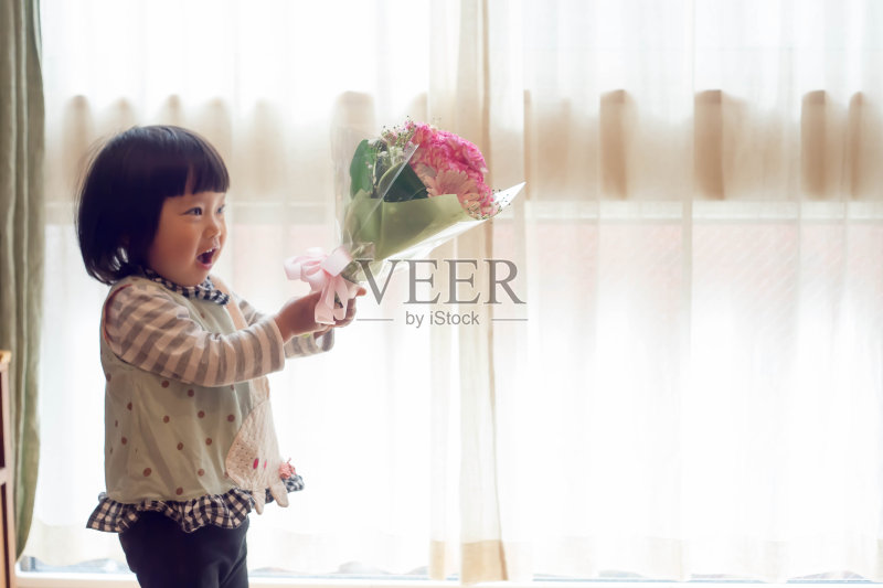 手持康乃馨的日本小女孩。正版图片素材