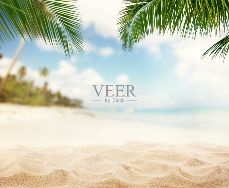 夏日沙滩与模糊的海洋背景正版图片素材