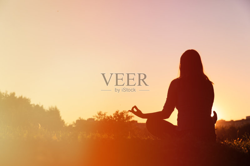 日落时的宁静和瑜伽练习正版图片素材