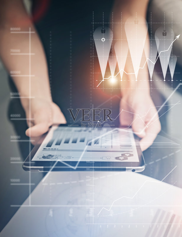 照片女性手握现代平板电脑。经理工作新私人正版图片素材