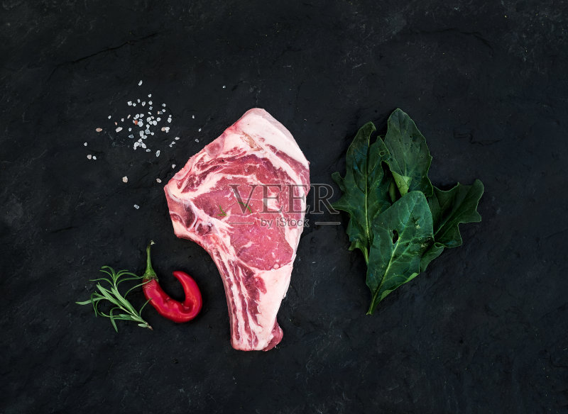 生鲜肉肋眼牛排加盐,辣椒,迷迭香正版图片素材